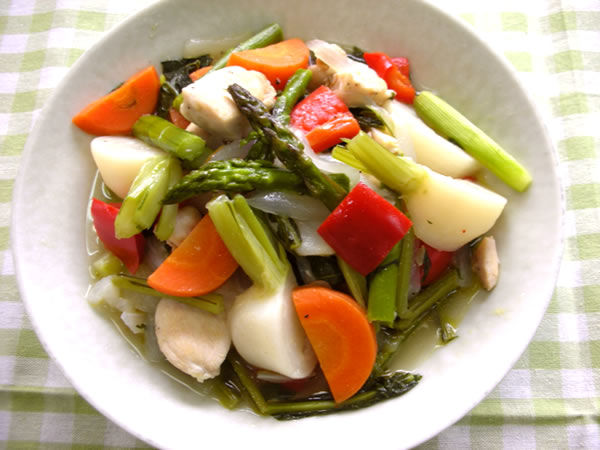 鶏肉と旬野菜の蒸し煮込み